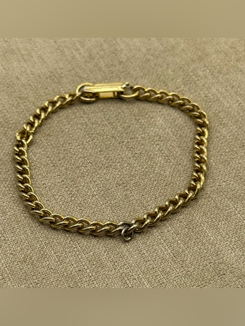 Gold Tone woman’s Curb Chain Bracelet